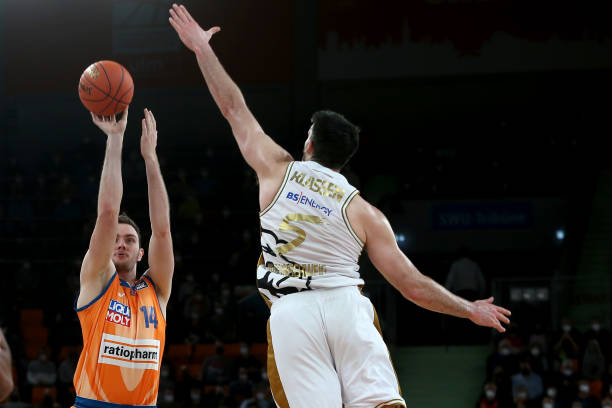 更让他自己 更让他自己