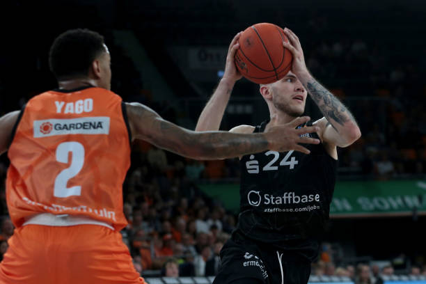 健的防守反 健的防守反